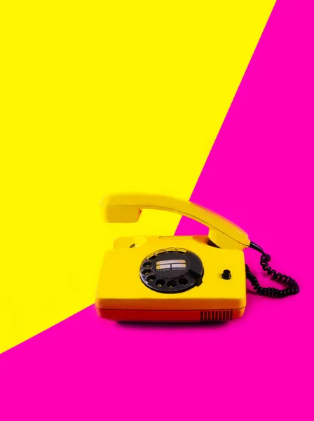 Retro telefone vintage auscultador amarelo rosa vermelho roxo plástico laranja disko fundo velho estilo sombra 90 resposta resposta levantada — Fotografia de Stock