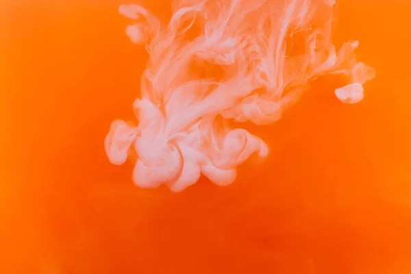 Amarillo rojo agua blanco fondo color acrílico pintura subacuática bajo humo primavera caliente naranja fuego — Foto de Stock