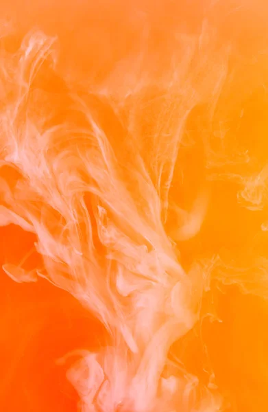 Jaune rouge eau blanc fond couleur acrylique peinture sous-marine sous la fumée printemps chaud orange feu — Photo