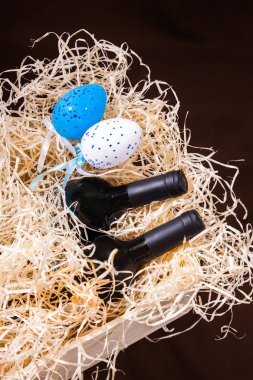 ahşap Paskalya beyaz iki kutu kırmızı mavi saman sarı asma yaprak çift yumurta şişe