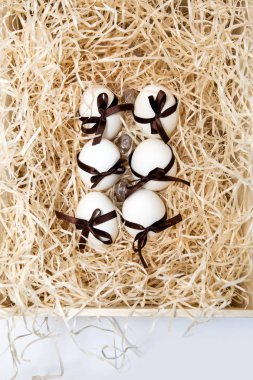 ahşap Paskalya beyaz çikolata kahverengi kutu pruva sarı saman çekmece yumurta şerit