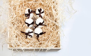 ahşap Paskalya beyaz çikolata kahverengi kutu pruva sarı saman çekmece yumurta şerit