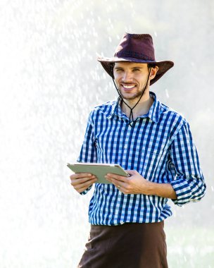 adam bilgisayar dijital güneş çalışan kontrol etmek sistem su tablet teknoloji şapka