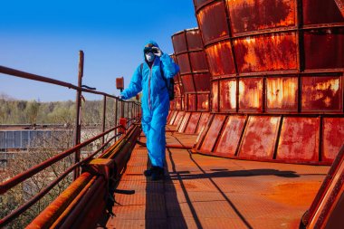 adam çevre maskesi yüz paketi gizlemek yüz maskesi bit maskesi koruyucu genel mavi turuncu rast bitki fabrika kullanılmayan felaket