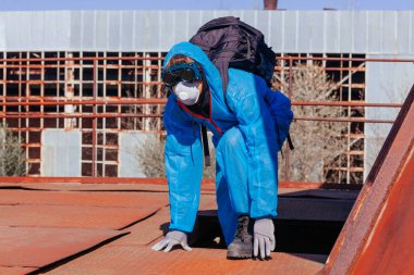 adam çevre maskesi yüz paketi gizlemek yüz maskesi bitmaskesi koruyucu genel mavi gökyüzü turuncu rast bitki fabrika kullanılmayan felaket