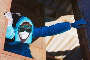 adam çevre maskesi yüz paketi gizlemek yüz maskesi bitmaskesi koruyucu genel mavi gökyüzü turuncu rast bitki fabrika kullanılmayan felaket