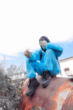 adam çevre maskesi davul paketi kılık değiştirmiş yüz maskesi su çamurlu koruyucu genel mavi rast bitki fabrika kullanılmayan felaket