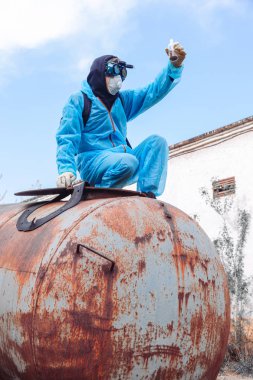 adam çevre maskesi davul paketi kılık değiştirmiş yüz maskesi su çamurlu koruyucu genel mavi rast bitki fabrika kullanılmayan felaket
