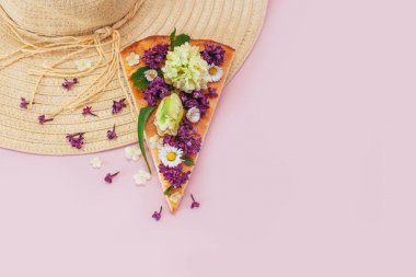parça pizza şapka yaz dilimi pembe arka plan çiçek lale yeşil mor sarı leylak buket demet papatya papatya papatya