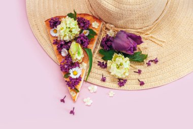 parça pizza şapka yaz dilimi pembe arka plan çiçek lale yeşil mor sarı leylak buket demet papatya papatya papatya