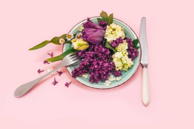 tabak çanak gıda pembe arka plan çiçek lale yeşil mor sarı leylak buket demet papatya fiş bıçak