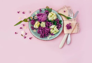 tabak çanak gıda pembe arka plan çiçek lale yeşil mor sarı leylak buket demet papatya fiş bıçak