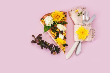 parça pizza dilim sarı pembe arka plan fiş bıçak çiçek karahindiba yeşil sarı buket demet lale