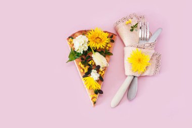 parça pizza dilim sarı pembe arka plan fiş bıçak çiçek karahindiba yeşil sarı buket demet lale