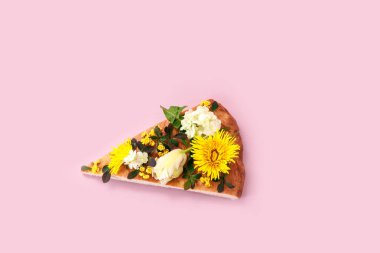 parça pizza dilim pembe arka plan çiçek karahindiba yeşil sarı buket demet lale
