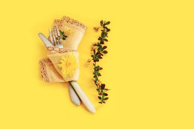 Sarı arka plan çatal bıçak çiçek karahindiba yeşil buket peçete havlusu