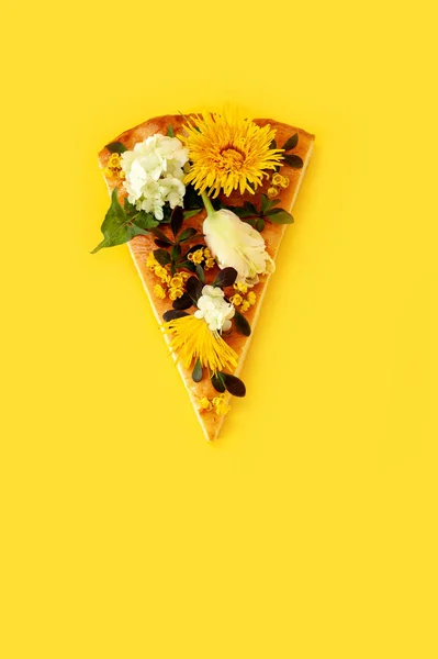 Darab pizza szelet sárga háttér virág gyermekláncfű zöld sárga csokor csokor tulipán — Stock Fotó