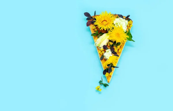 Darab pizza szelet kék háttér virág pitypang zöld sárga csokor csokor tulipán — Stock Fotó