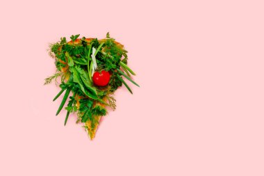 parça pizza dilim pembe arka plan sarı yeşil sebze sebze yeşil domates soğan