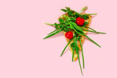 parça pizza dilim pembe arka plan sarı yeşil sebze sebze yeşil domates soğan