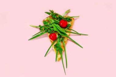 parça pizza dilim pembe arka plan sarı yeşil sebze sebze yeşil domates soğan