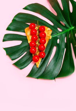 parça pizza dilim pembe arka plan sarı yeşil sebze sebze yeşildomates monstera tropic