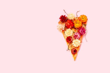 parça pizza dilim pembe arka plan çiçek yeşil mor sarı leylak buket demet papatya