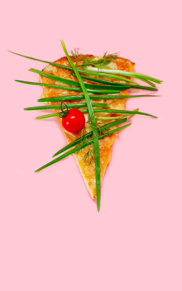 Pezzo pizza fetta rosa sfondo giallo verde verdura verdura verdura pomodori cipolla — Foto Stock