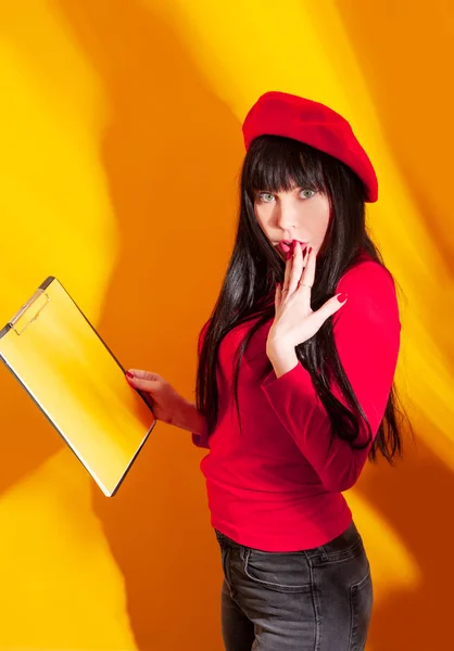Деловая женщина желтый фон красные тени берета брюнетки учитель очки смешно — стоковое фото