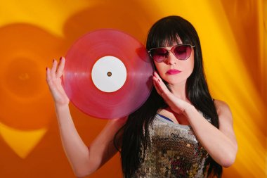 dj disko kız parti retro vintage sarı turuncu genç kadın vinil glamour ışık güneş ışığı gündoğumu yaz sabahı ayarlamak,