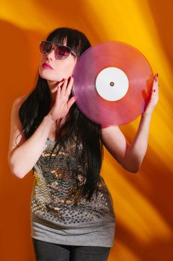 dj disko kız parti retro vintage sarı turuncu genç kadın vinil glamour ışık güneş ışığı gündoğumu yaz sabahı ayarlamak,