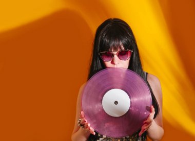 dj disko kız parti retro vintage sarı turuncu genç kadın vinil glamour ışık güneş ışığı gündoğumu yaz sabahı ayarlamak,