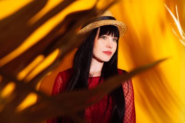 kız şapka güneş ışık gölge tropikal sarı turuncu genç kadın arka plan kırmızı elbise