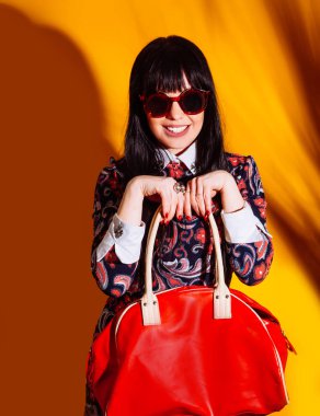 alışveriş kadın sarı arka plan kırmızı gölge çanta esmer gözlük komik alışveriş