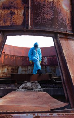 adam çevre maskesi koyu yüz maskesi simgesi koruyucu genel mavi turuncu rast fabrika kullanılmayan felaket çernobil