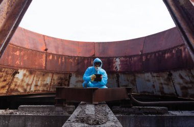 adam çevre maskesi koyu yüz maskesi simgesi koruyucu genel mavi turuncu rast fabrika kullanılmayan telefon cihazı çernobil