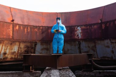 adam çevre maskesi koyu yüz maskesi simgesi koruyucu genel mavi turuncu rast fabrika kullanılmayan telefon cihazı çernobil