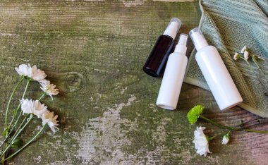 Ahşap arka plan beyaz eski Plastik Konteyner kavanoz püskürtme yeşil çiçek