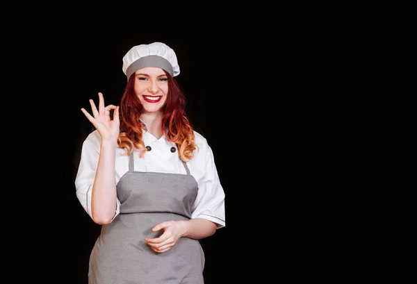 Jovem chef cozinheiro mulher preto uniforme isolado branco fundo avental chapéu emoção sorriso — Fotografia de Stock