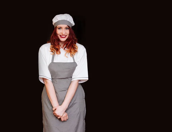 Jovem chef cozinheiro mulher preto uniforme isolado branco fundo avental chapéu emoção sorriso — Fotografia de Stock