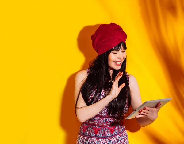 Mujer retrato amarillo estudio fondo indio sombra sol luz turbante rojo — Foto de Stock