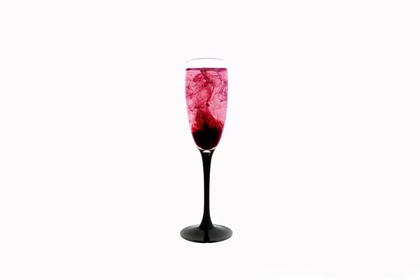 Стакан красного вина белого фона закрыть fougere краски дыма полосы фиолетовый — стоковое фото