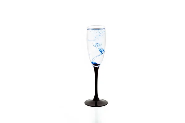 Скляне чорно-синє вино білий фон крупним планом фужерна фарба димової стрічки — стокове фото