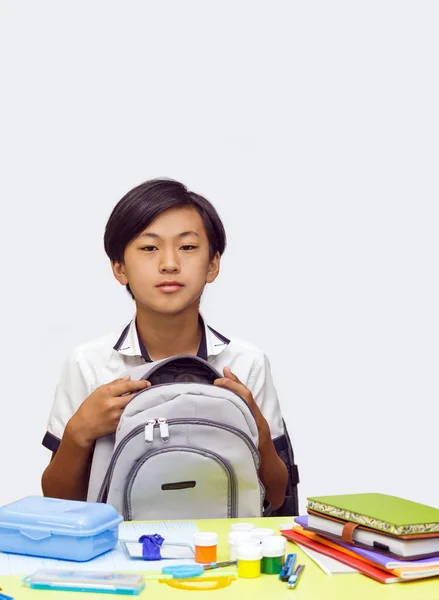 Retrato classman estudante estudo livro asiático menino lição escola pasta mochila lápis amarelo verde — Fotografia de Stock