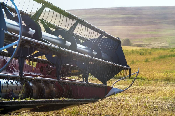 Pemanen menggabungkan musim gugur biji-bijian petani tanaman pertanian teknologi perkebunan hijau — Stok Foto
