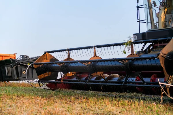収穫機は秋の穀物小麦農家労働者プランテーション技術グリーンフィールドを組み合わせます — ストック写真