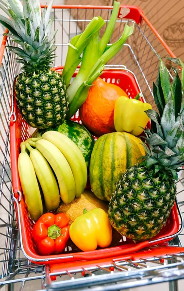 Vrouw fruit supermarkt fitness 50 plus groenten maat mand winkelen trolly rode artikel aankoop straatmarkt — Stockfoto