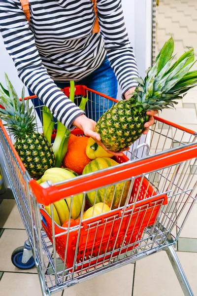 Vrouw fruit supermarkt fitness 50 plus groenten maat mand winkelen ananas trolly rode item aankoop straatmarkt — Stockfoto