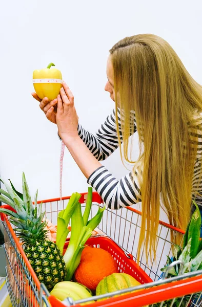 Vrouw fruit supermarkt fitness 50 plus groenten maat mand winkelen trolly peper gele aankoop straatmarkt — Stockfoto