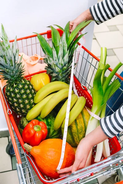 Vrouw fruit supermarkt fitness 50 plus groenten maat mand winkelen trolly rode artikel aankoop straatmarkt — Stockfoto
